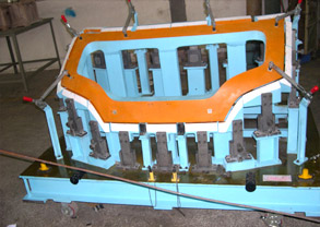 フードカバー組立部品検具